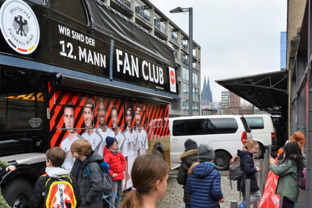 Kinder vor dem DFB-Fan-Bus.