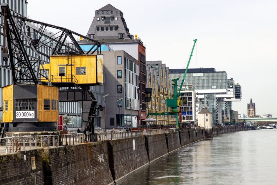 Binnenschiffer an der Wand - Rheinauhafen1