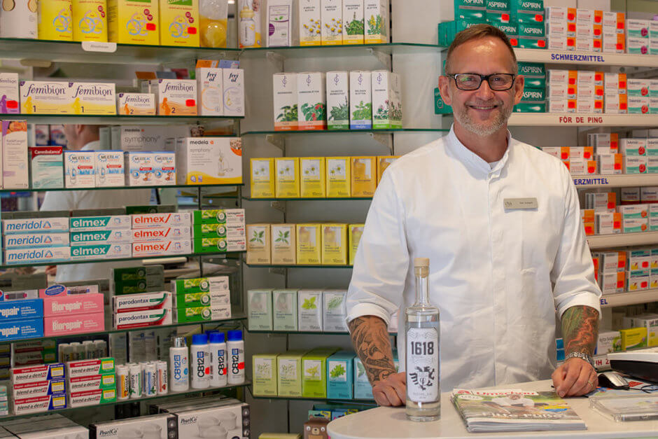 Inhaber Dirk Vongehr mit seinem Gin 1618