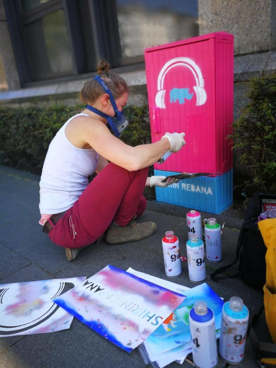 Philine Conrad bei der Arbeit, Stromkasten sprayen