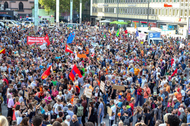 Großdemonstration gegen das Sterben im Mittelmehr - Köln Hauptbahnhof