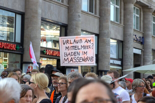 Großdemonstration gegen das Sterben im Mittelmehr - Köln Hauptbahnhof
