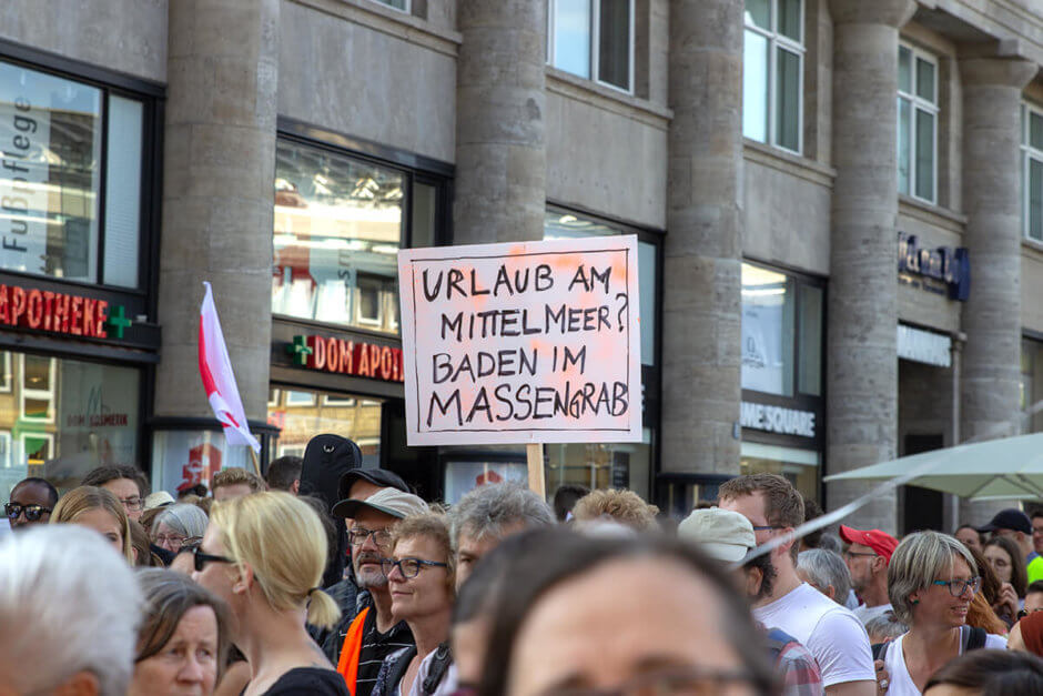 Großdemonstration gegen das Sterben im Mittelmehr - Köln Hauptbahnhof