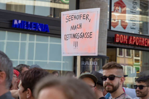 Großdemonstration gegen das Sterben im Mittelmehr - Köln Hauptbahnhof