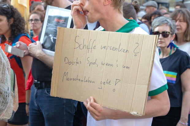 Großdemonstration gegen das Sterben im Mittelmehr - Köln Hauptbahnhof