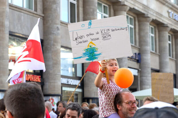 Großdemonstration gegen das Sterben im Mittelmehr - Köln Hauptbahnhof