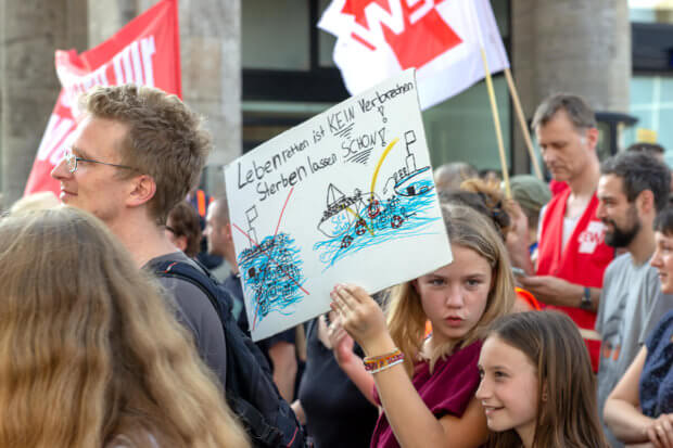Großdemonstration gegen das Sterben im Mittelmehr - Köln Hauptbahnhof