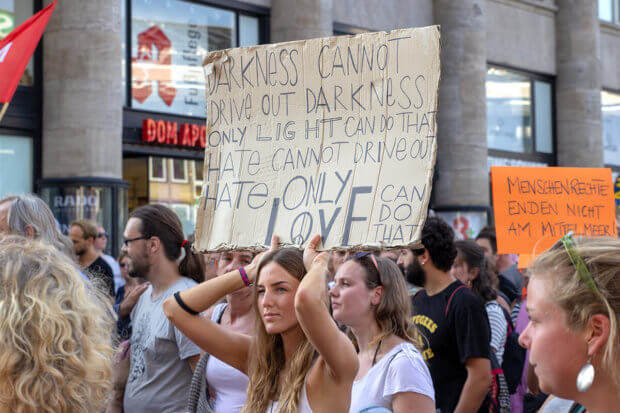 Großdemonstration gegen das Sterben im Mittelmehr - Köln Hauptbahnhof