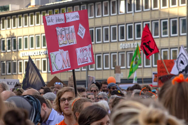 Großdemonstration gegen das Sterben im Mittelmehr - Köln Hauptbahnhof
