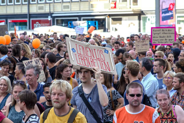 Großdemonstration gegen das Sterben im Mittelmehr - Köln Hauptbahnhof