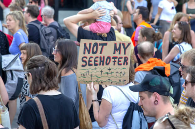 Großdemonstration gegen das Sterben im Mittelmehr - Köln Hauptbahnhof