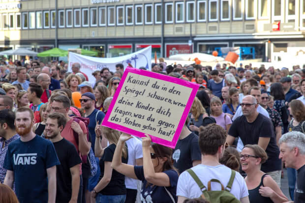 Großdemonstration gegen das Sterben im Mittelmehr - Köln Hauptbahnhof