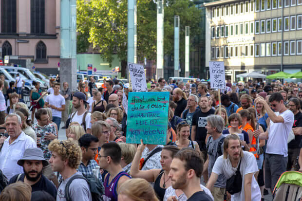 Großdemonstration gegen das Sterben im Mittelmehr - Köln Hauptbahnhof