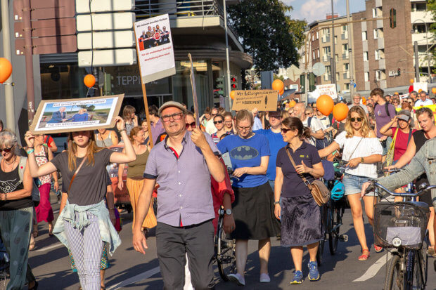 Großdemonstration gegen das Sterben im Mittelmehr - Köln Hauptbahnhof
