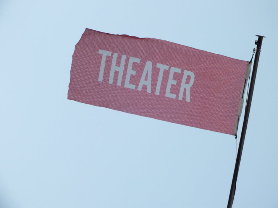 Fahne am Gebäude Comedia