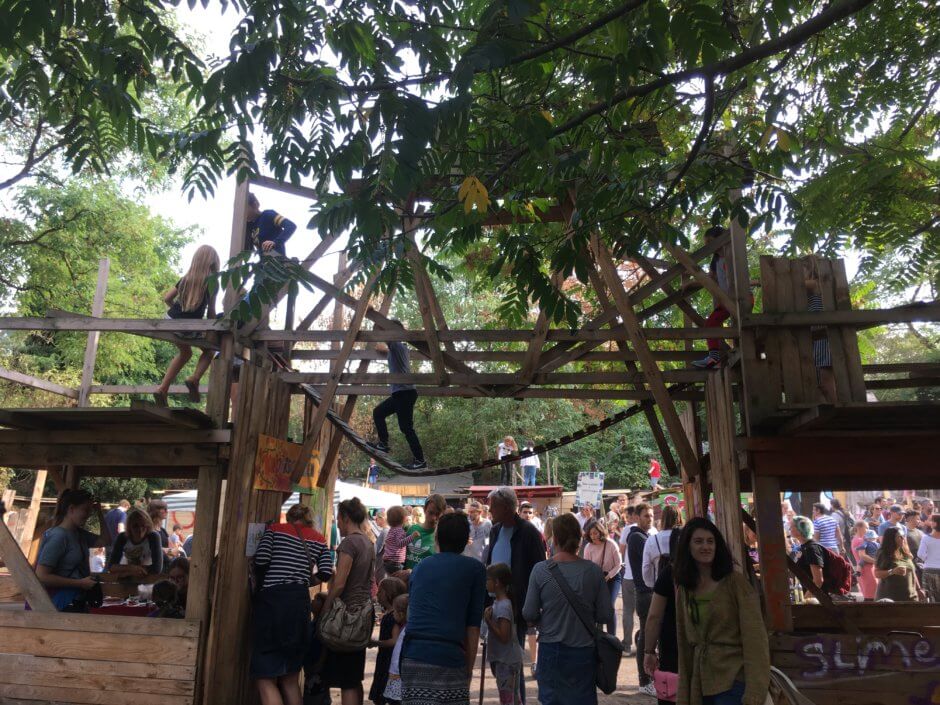 Selbst gebautes Eingangstor mit Klettergerüst