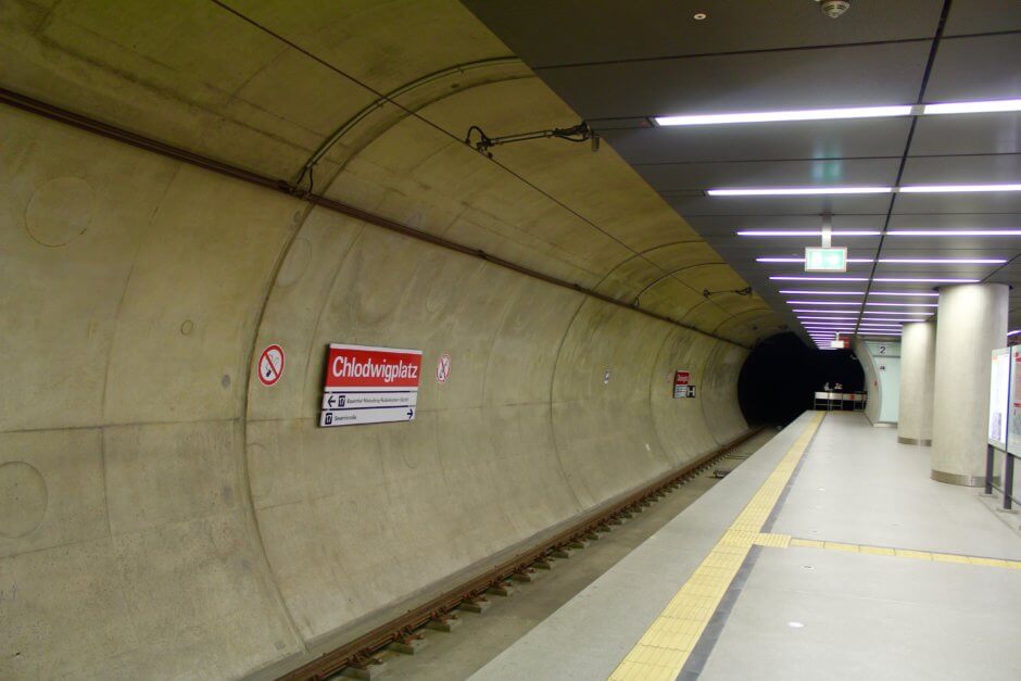Tunnelröhre der Linie 17 und leerer Bahnsteig