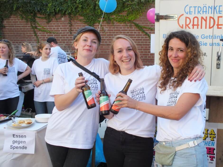 Junge Frauen engagieren sich mit Charity-Flohmarkt