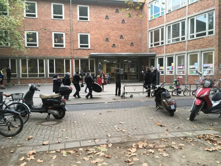 Filmteam und Gerät vor der KGS Mainzerstraße