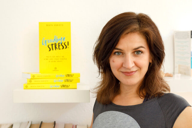Autorin Beata Korioth mit Buch Goodbye Stress