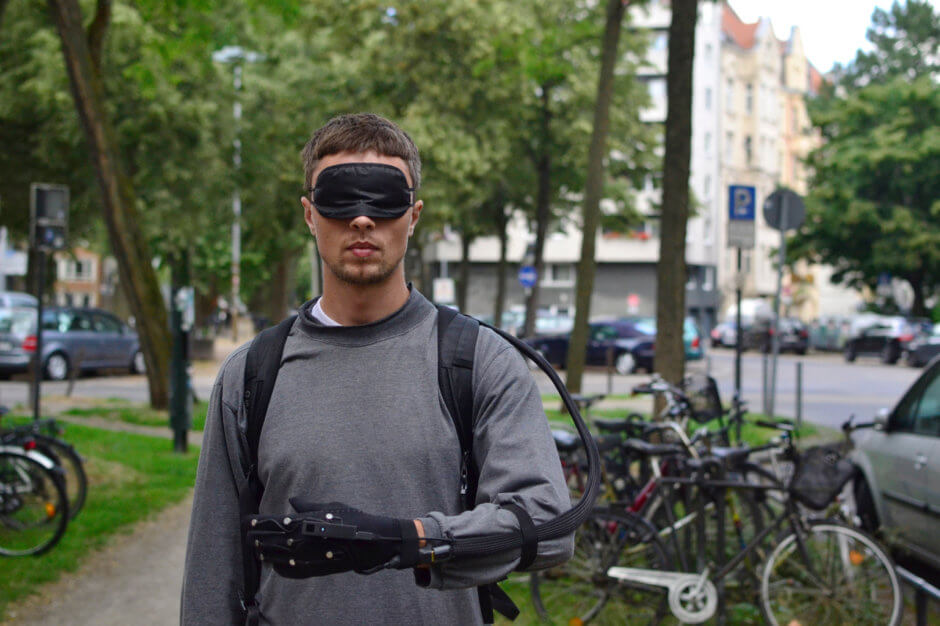 KISD-Absolvent Jakob Kilian mit seiner Erfindung, dem sensorischen Handschuh für Blinde/Sehbehinderte