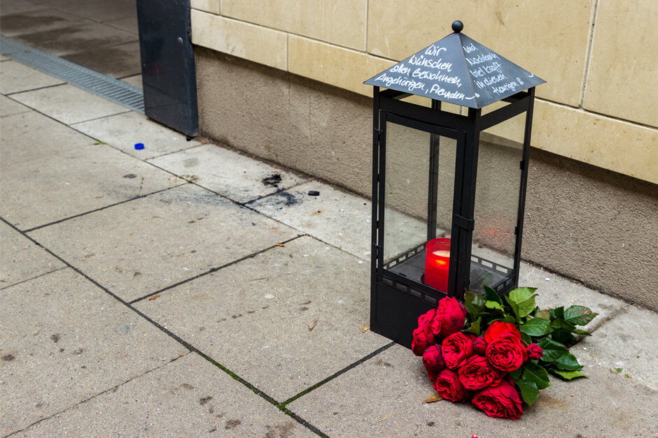 Trauer am Ort des Hausbrandes