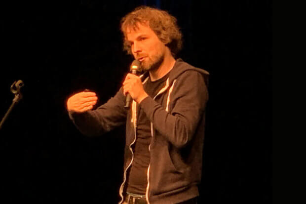 Tino Bomelino auf der Bühne im COMEDIA Theater Köln