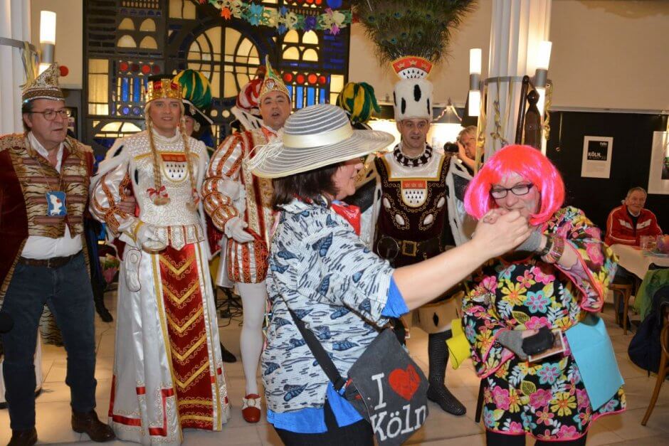 Gäste tanzen beim Besuch des Dreigestirns im Vringstreff