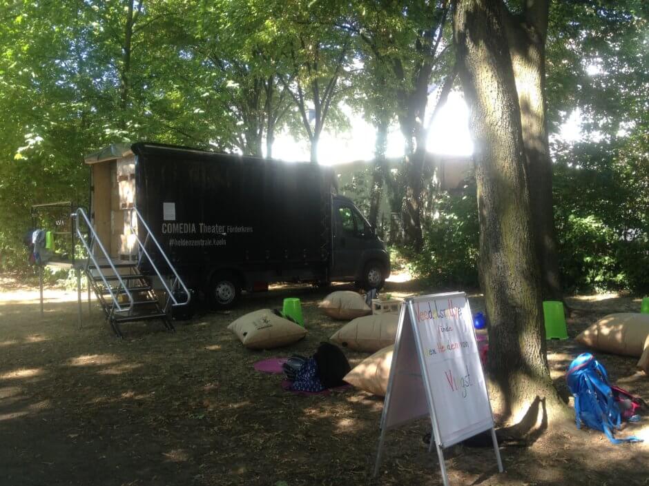 Das Heldenzentrale-rechercheteam mit LKW bei Kids&Jugendlichen auf Kölner Plätzen