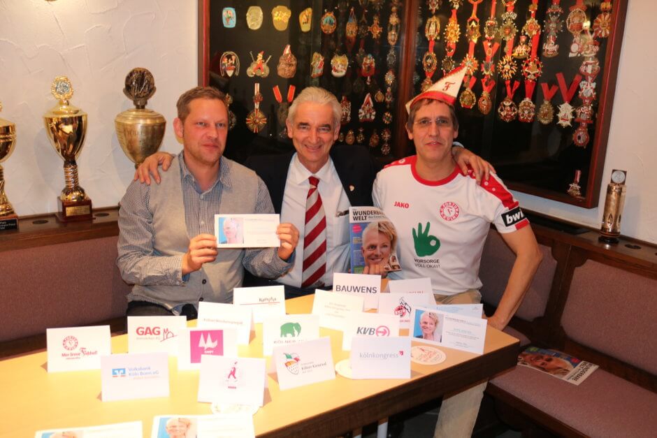 Cornel Wachter und Timo Belger mit Partner und Karten der teilnehmenden Betriebe für die Darmkrebsvorsorge