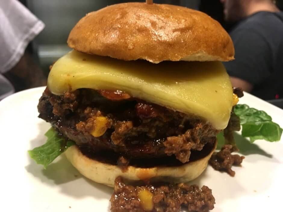Cheeseburger, gerade vom Grill, Fette Kuh im Januar