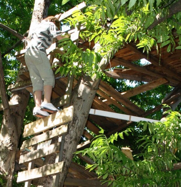 Selbstgebaute Hütte auf dem Bauspielplatz Friedenspark