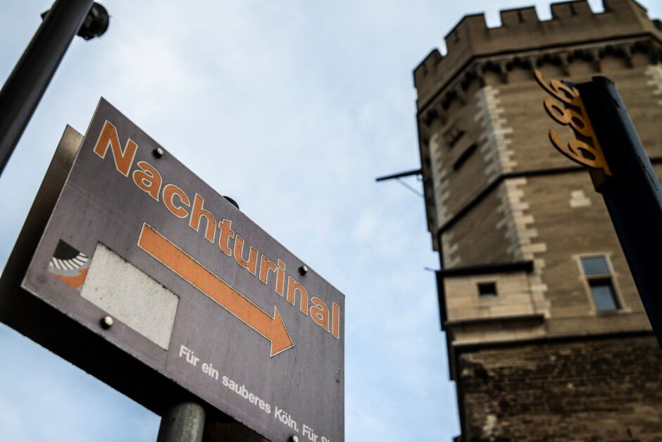 Hinweis aufs Luxus-Klo am Bayenturm, Rheinauhafen