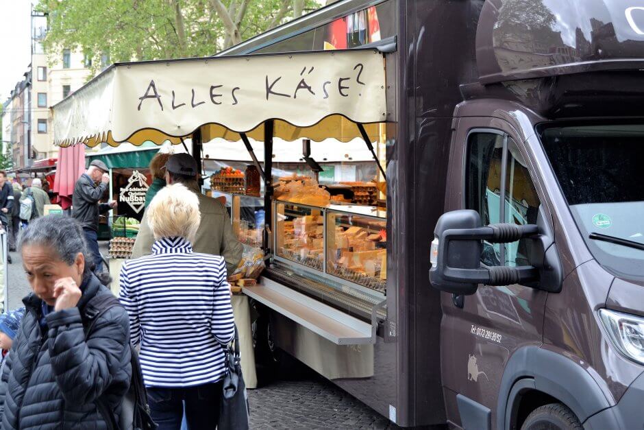 Markt auf dem Chlodwigplatz, Käsestand