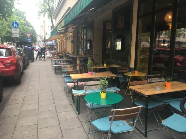 Außenplätze vor der Brasserie aller Koller Bürgersteig mit Sitzplätzen an der Hauswand - da soll sie wpmöglich von abrücken