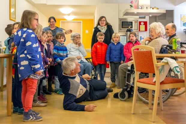 Clara-Elisen-Stift Kinder und SeniorInnen treffen aufeinander