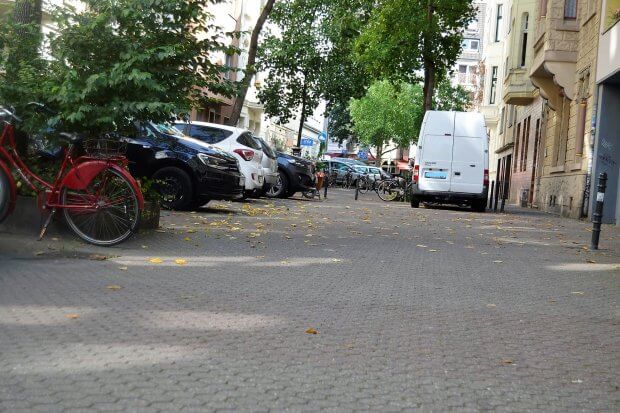 Maria Hilfstraße: Nicht breiter als die Eburonne, aber anders angelegt. Maria Hilf Straße