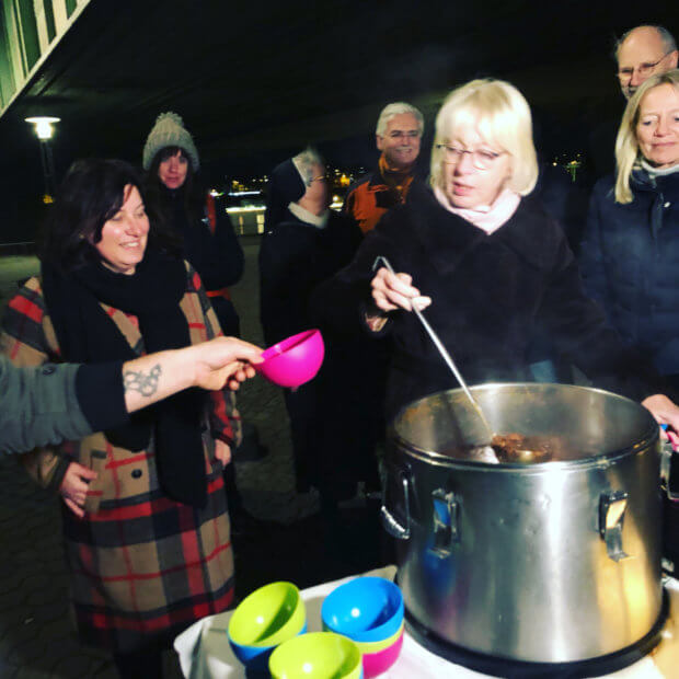 Elfi Scho Antwerpes teilt Suppe aus
