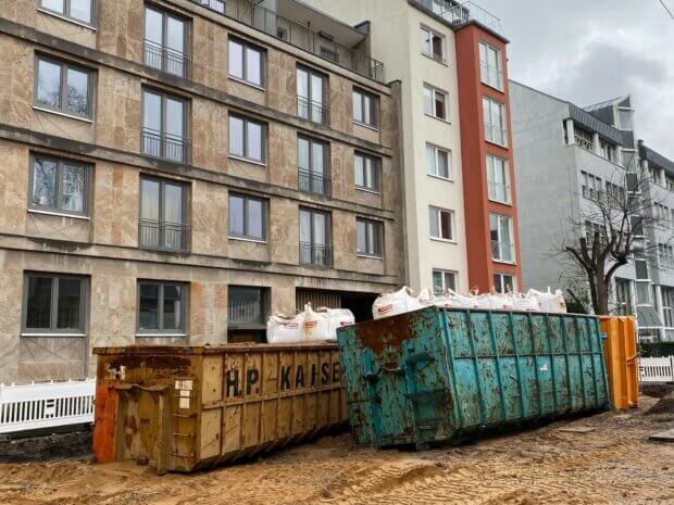 Häuser mit Containern quer