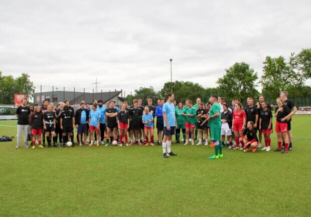 Acht Teams traten im Jean-Löring-Sportpark gegeneinander an