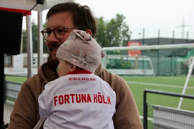 Jüngster Fan am Spielfeldrand