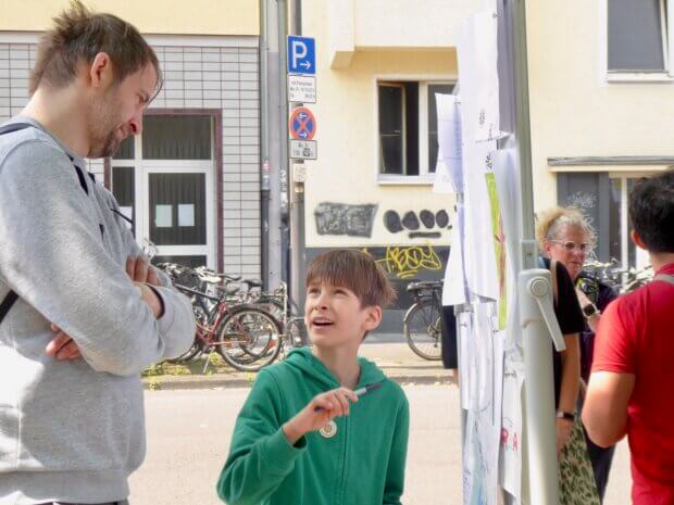 3_Junger Aktivist erklärt sein Verkehrskonzept