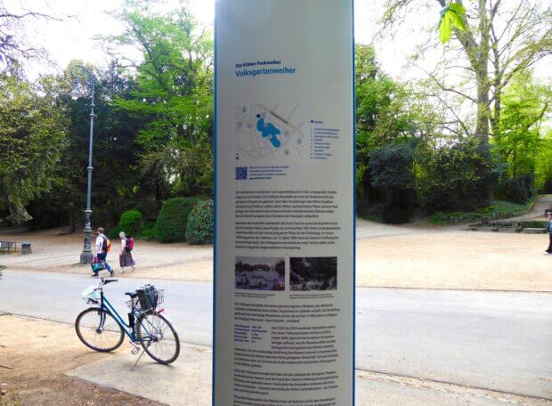 6_Dreiseitige Stele mit Infos und QR-Codes
