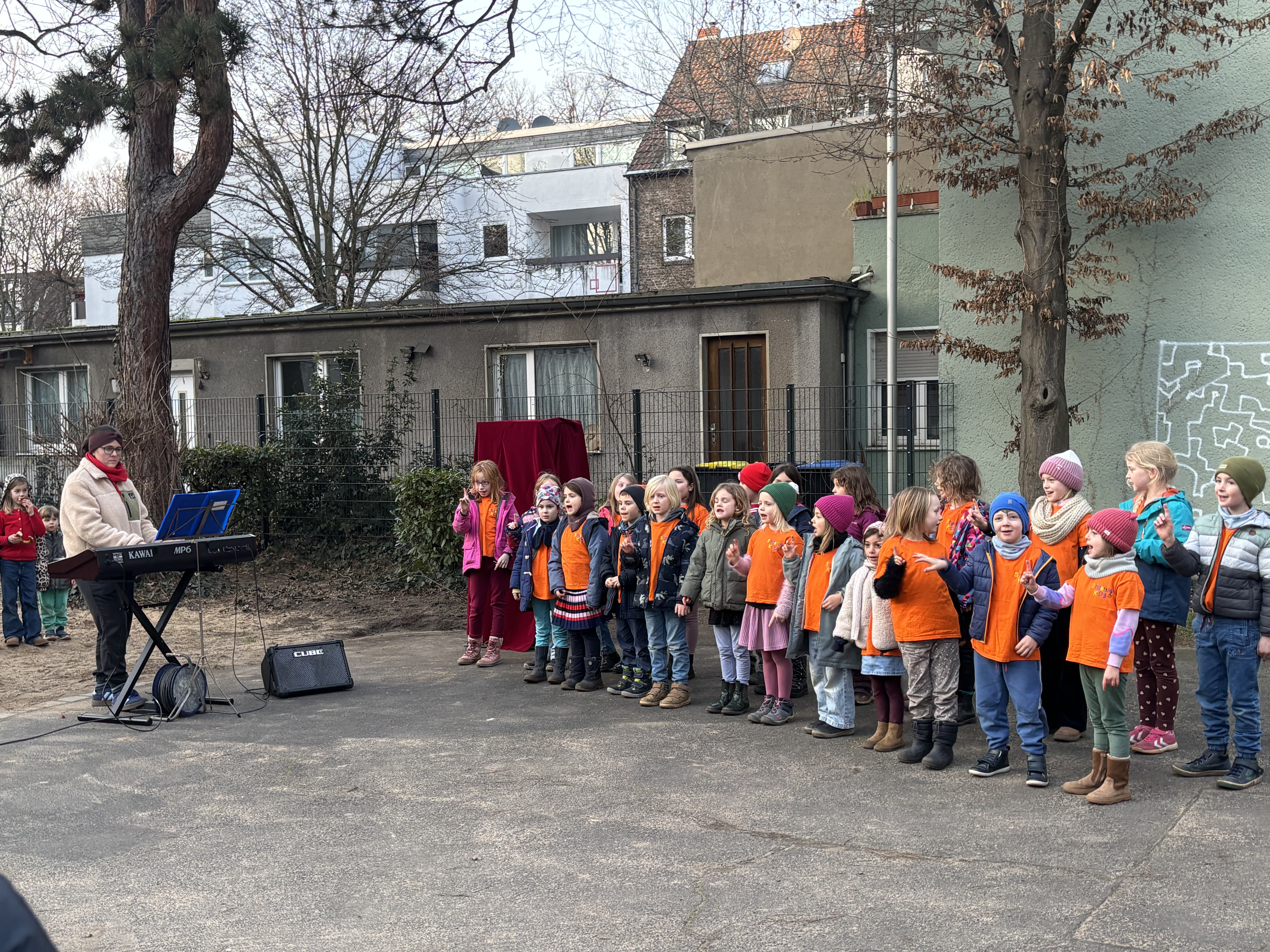 Endlich da: Kinderbücherschrank am Musikhaus Süd