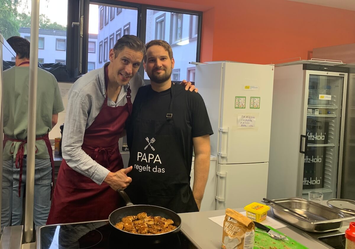 Papas gemeinsam am Herd