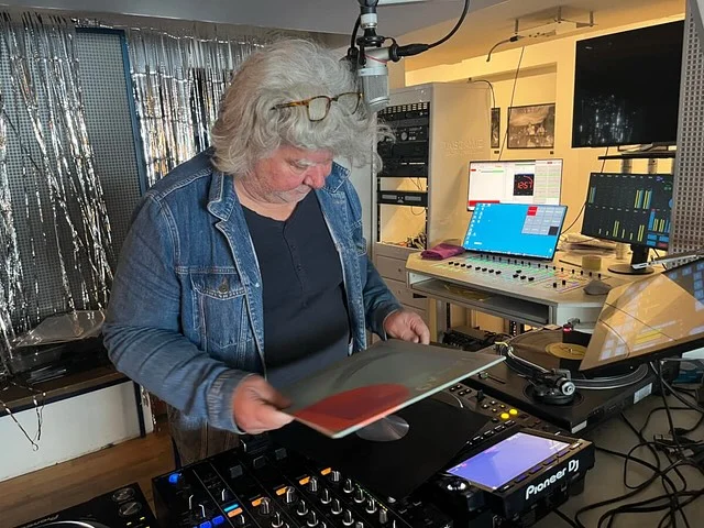 674.fm – Webradio vom Ubierring
Teils großformatige Bilder von Iggy Pop und anderen Punk/Postpunk-Ikonen, aufgenommen von Zeitzeugen, hängen zur Zeit bei 674.FM, dem Webradio und Konzertclub am Ubierring. Dort, wo vorher die „Lichtung“ war. Unter dem vielversprechenden Titel „Mehr Lärm“ zeigen die Fotografen Peter Hartinger, Armin Wonner und Tom Roter Bilder, die sie selbst in den 80ern und 90ern bei Konzerten im Raum Köln-Bochum-Duisburg schossen, ganz vorne, am Bühnenrand.  Den ganzen Beitrag lest Ihr bei uns auf der Startseite. 

Text: Judith Levold / Bild: 674.fm