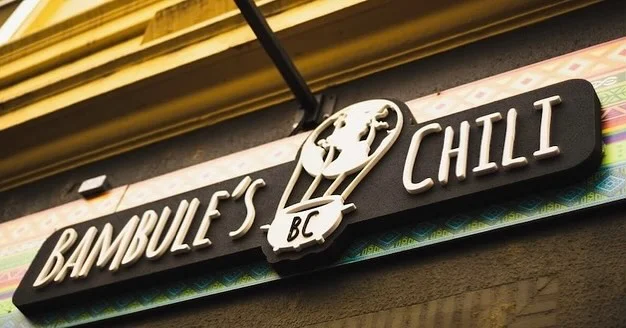 5 Jahre Bambule’s Chilistube - Küken zählen und gewinnen
Seit dem 16. April 2020 -auf den Tag genau also vor 5 Jahren- können sich die Bewohner:innen und Fans der Südstadt über die erste Chilistube Deutschlands in unserem Veedel freuen. Im Rahmen des 15. Jubiläums von MeineSüdstadt.de verlosen wir einen Gutschein im Wert von 15 Euro für und von Bambule´s Chili. Was Ihr dafür tun müsst? Der Osterhase hat im Partnerporträt der Chilistube einige Küken versteckt. Zählt diese Küken und schickt bis zum 19. April 2025 eine E-Mail mit der richtigen Anzahl an kontakt@meinesuedstadt.de. So könnt Ihr Euch ein Extra-Osterei sichern!! Den ganzen Beitrag könnt Ihr auf www.meinesuedstadt.de lesen.