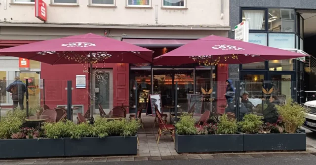 Laue Nächte, Nachbarn und das Ordnungsamt – die Außengastro in der Südstadt boomt
„Sitzen statt Parken“, also das Umwidmen von Parkplätzen für die Außengastronomie, ist mittlerweile verbreitet bei den Gastronom*innen der Südstadt. Seit der Corona Pandemie nutzen viele diese Möglichkeit, ihre Außenflächen auszuweiten. Ein weiterer Beschluss dazu steht jetzt auf der Tagesordnung der Sitzung der Bezirksvertretung Innenstadt am 8. Mai. Wir haben uns umgeschaut, wie aktuell die Außengastronomie aussieht und welche Herausforderungen für Wirt*innen und Anwohner*innen daraus entstehen. Den ganzen Beitrag könnt Ihr hier lesen: www.meinesuedstadt.de.
Text & Bild: Markus Küll