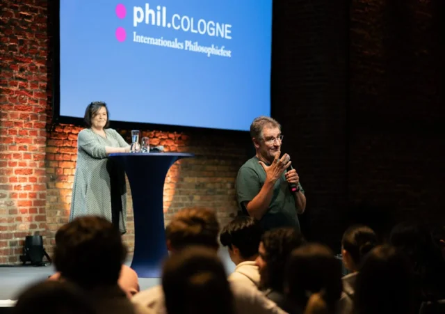Gemeinsam denken – philCOLOGNE im Gange
Es geht wieder los mit dem Philosophieren. Vor und auch mit Publikum. Die phil.COLOGNE aus der Festivalschmiede der lit.COLOGNE in der Maria-Hilf Straße startet in dieser Woche. Es geht nicht nur um klassisch philosophisches Wissen von Sokrates über Kant und Hegel bis Adorno, sondern vor allem um den lebenspraktischen Bezug von Philosophie zu unserem Alltag. Mehr zur philCologne könnt ihr auf www.meinesuedstadt.de lesen.

Text: Judith Levold | Bild: philCologne