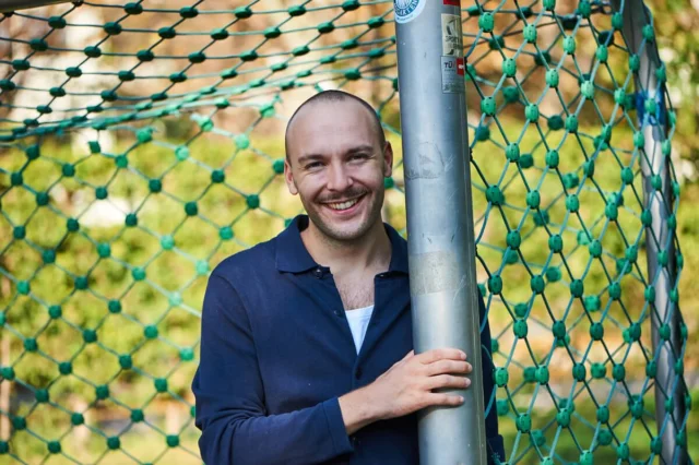 „Die großen Gefühle und so!“
Der Wiener Autor und selbsterklärte „Exil-Kölner“ Caspar Maria Russo liest am 11. Juni in der Buchhandlung „Litty“ aus seinem gefeierten Romandebüt „Prinzip Ungefähr“. Der Laden macht, was eine gute Buchhandlung tun sollte. Sie macht Appetit aufs Lesen – und im Fall von Caspars Buch auch auf Parmesan.
Mehr über Caspar könnt ihr auf www.meinesuedstadt.de lesen.
Text: Markus Küll | Bild: Aleksandra Pawloff